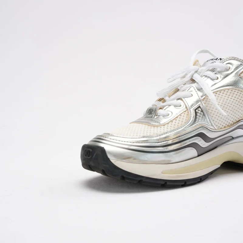 Chanel CC Logo Sneaker in Weiß und Silber 38.5