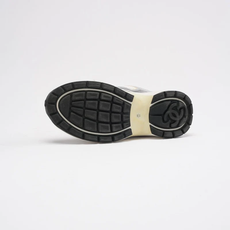 Chanel CC Logo Sneaker in Weiß und Silber 38.5