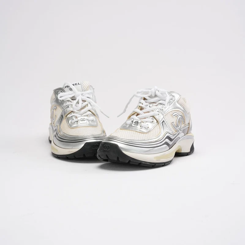 Chanel CC Logo Sneaker in Weiß und Silber 38.5