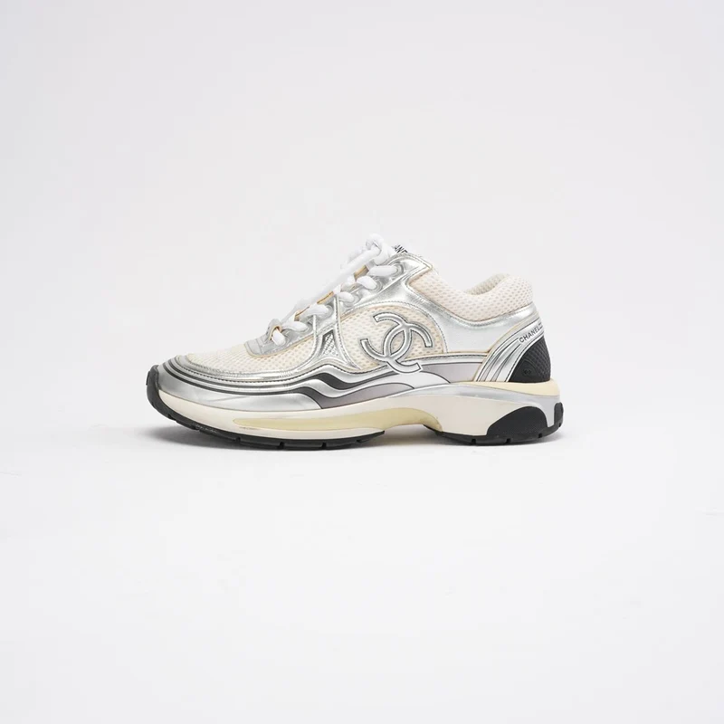 Chanel CC Logo Sneaker in Weiß und Silber 38.5