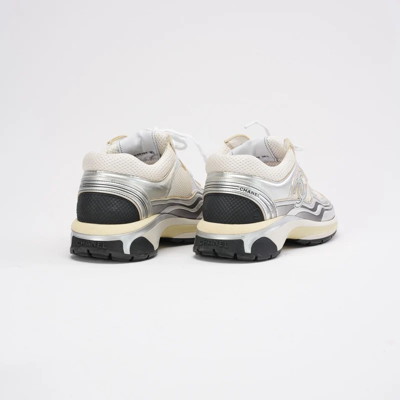 Chanel CC Logo Sneaker in Weiß und Silber 38.5