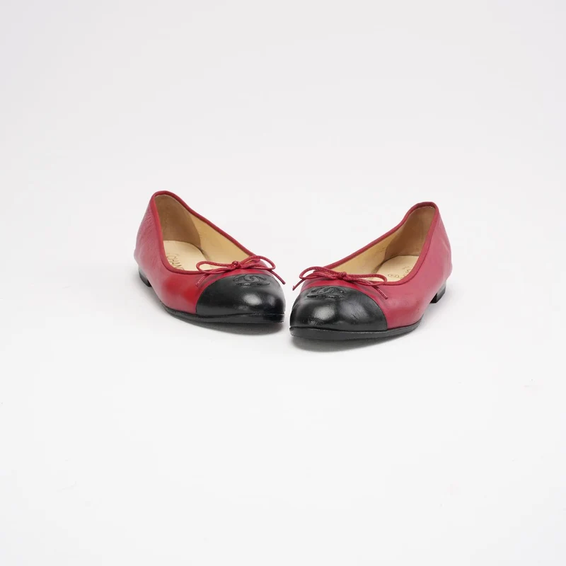 Chanel Ballerinas aus rotem/schwarzem Leder mit CC-Kappe, Größe 39