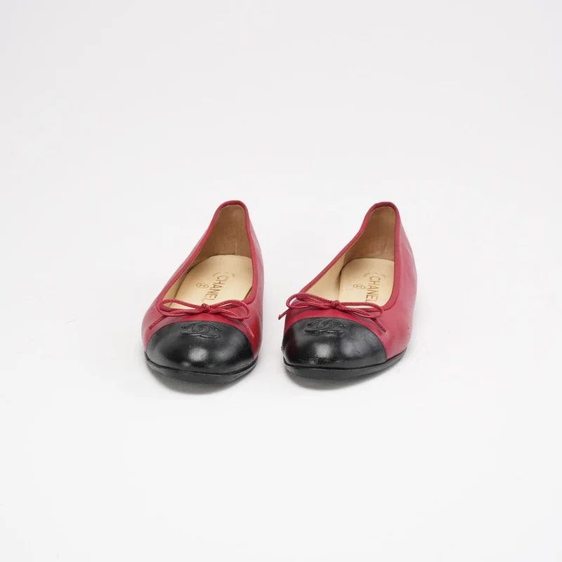 Chanel Ballerinas aus rotem/schwarzem Leder mit CC-Kappe, Größe 39
