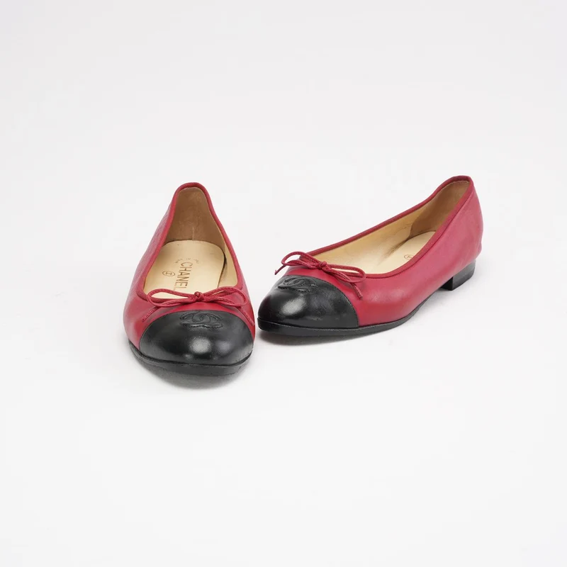 Chanel Ballerinas aus rotem/schwarzem Leder mit CC-Kappe, Größe 39