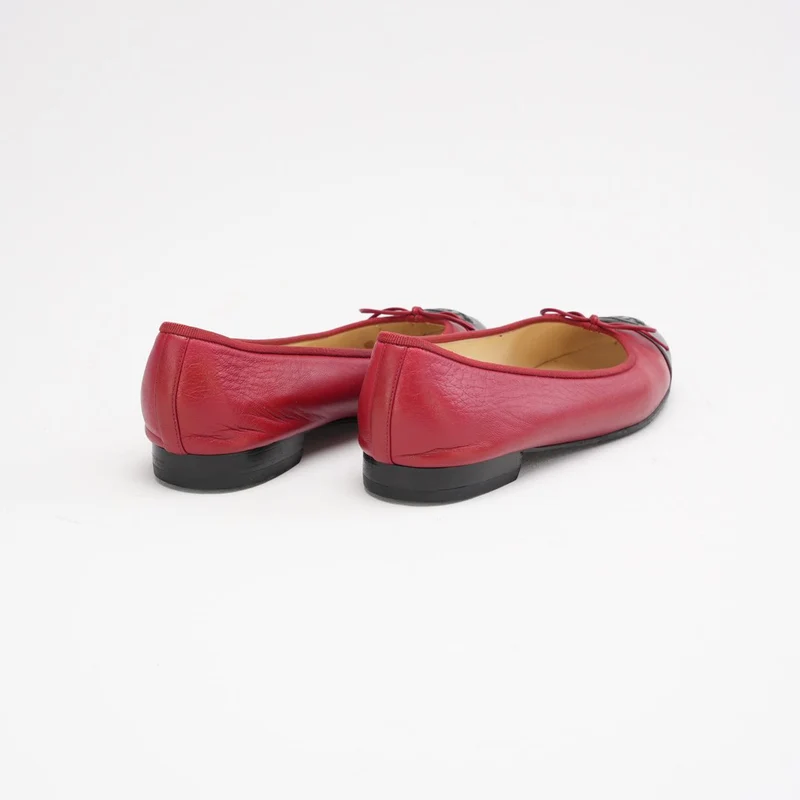 Chanel Ballerinas aus rotem/schwarzem Leder mit CC-Kappe, Größe 39
