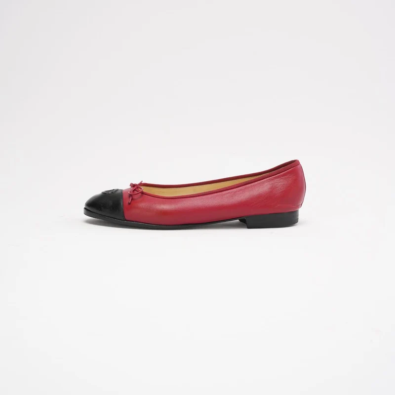 Chanel Ballerinas aus rotem/schwarzem Leder mit CC-Kappe, Größe 39