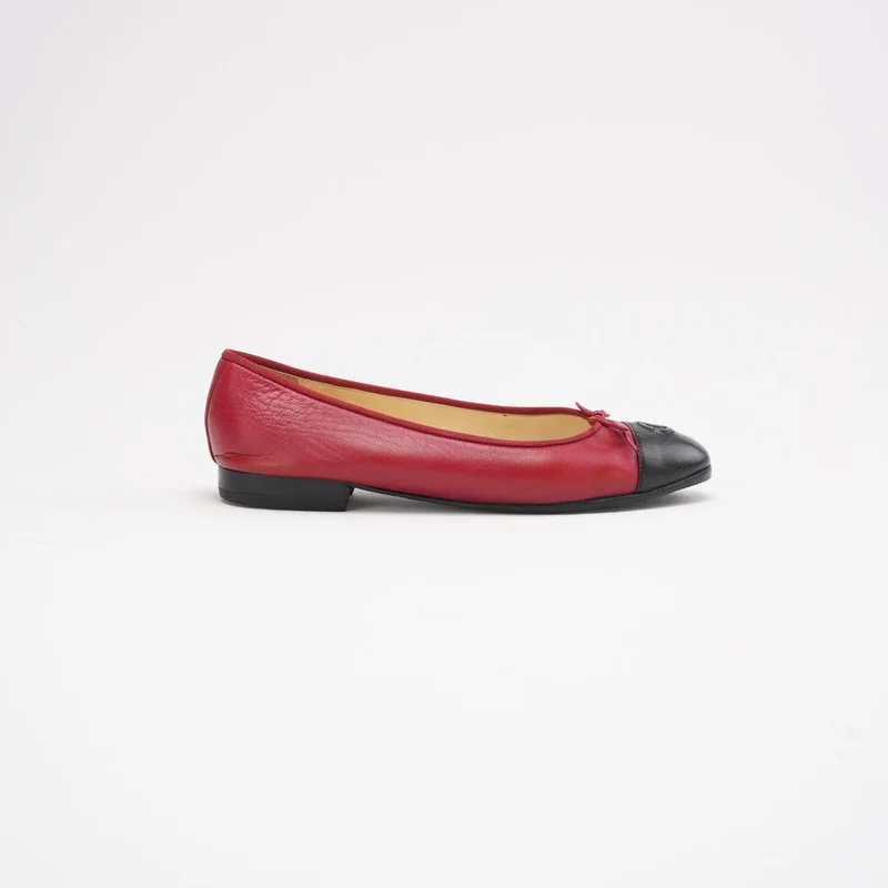 Chanel Ballerinas aus rotem/schwarzem Leder mit CC-Kappe, Größe 39