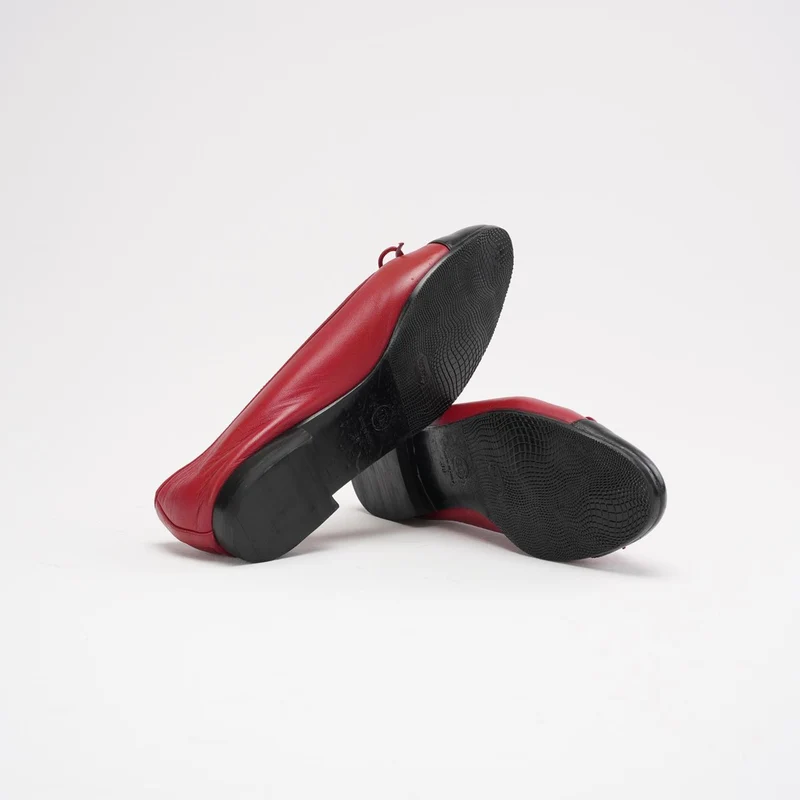 Chanel Ballerinas aus rotem/schwarzem Leder mit CC-Kappe, Größe 39