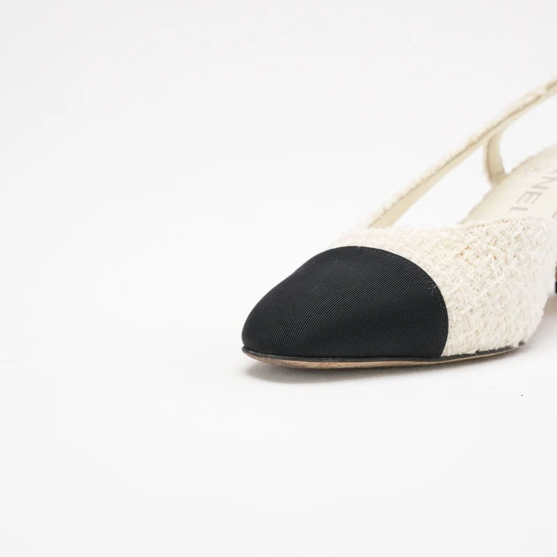 Chanel Slingback-Pumps aus weiß-schwarzem Tweed mit CC-Logo, Größe 36