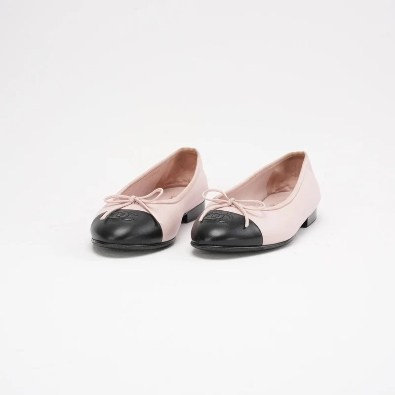 Chanel Ballerinas aus gestepptem Leder in Pink/Schwarz mit CC-Logo, Größe 38