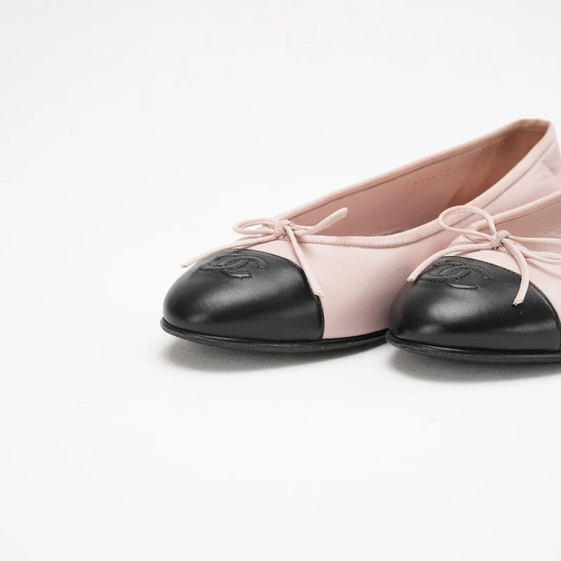 Chanel Ballerinas aus gestepptem Leder in Pink/Schwarz mit CC-Logo, Größe 38