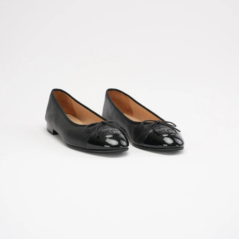 Chanel Ballerinas aus schwarzem Lackleder mit CC-Logo, Zehenkappe und Schleife, Größe 38