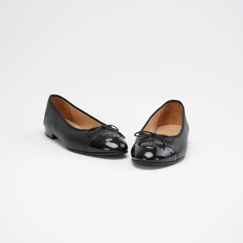 Chanel Ballerinas aus schwarzem Lackleder mit CC-Logo, Zehenkappe und Schleife, Größe 38