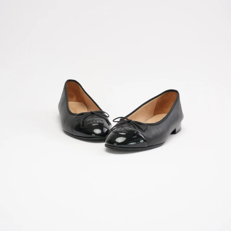 Chanel Ballerinas aus schwarzem Lackleder mit CC-Logo, Zehenkappe und Schleife, Größe 38