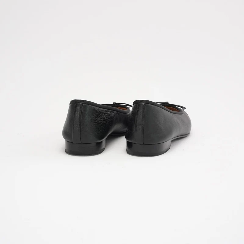 Chanel Ballerinas aus schwarzem Lackleder mit CC-Logo, Zehenkappe und Schleife, Größe 38