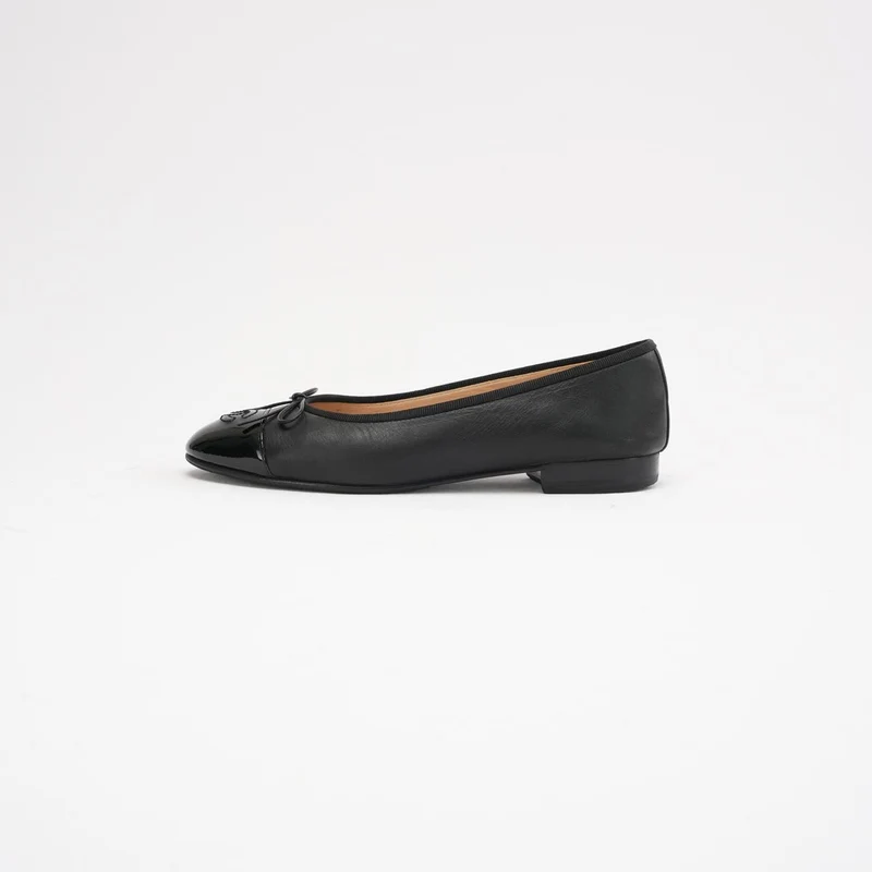 Chanel Ballerinas aus schwarzem Lackleder mit CC-Logo, Zehenkappe und Schleife, Größe 38