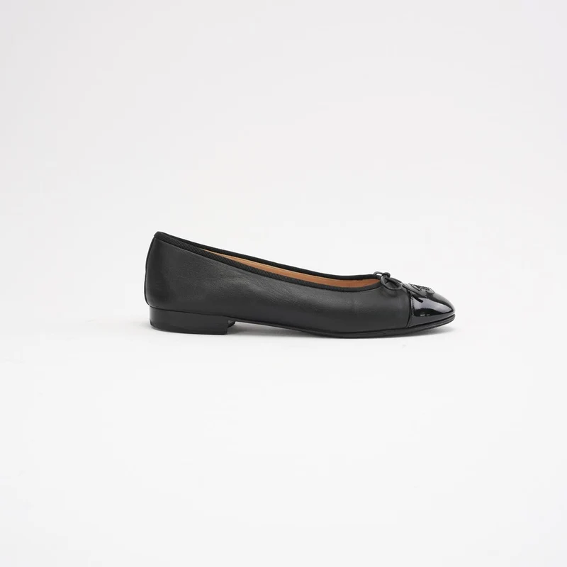 Chanel Ballerinas aus schwarzem Lackleder mit CC-Logo, Zehenkappe und Schleife, Größe 38