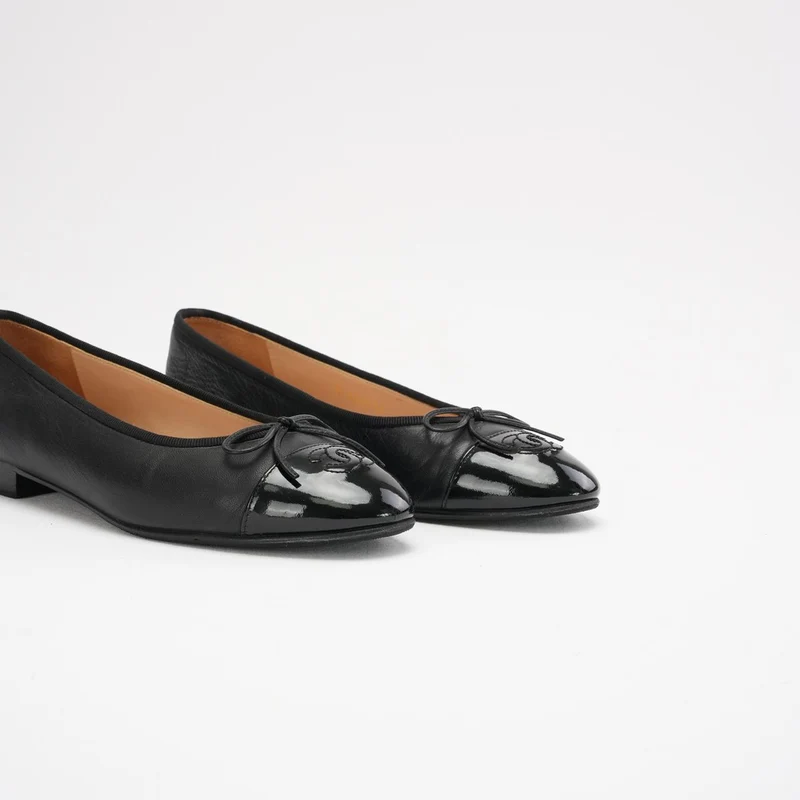 Chanel Ballerinas aus schwarzem Lackleder mit CC-Logo, Zehenkappe und Schleife, Größe 38