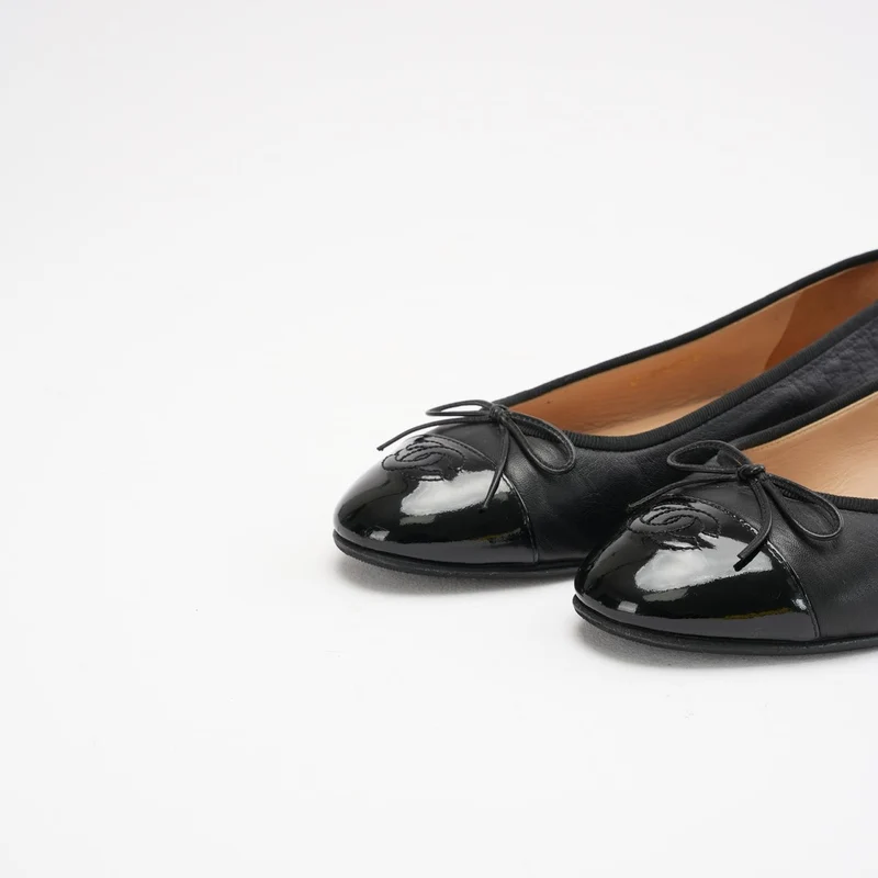 Chanel Ballerinas aus schwarzem Lackleder mit CC-Logo, Zehenkappe und Schleife, Größe 38