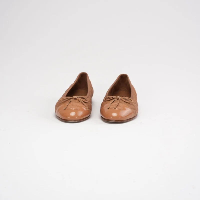 Chanel Ballerinas aus braunem, gestepptem Leder mit CC-Schleife, Größe 37
