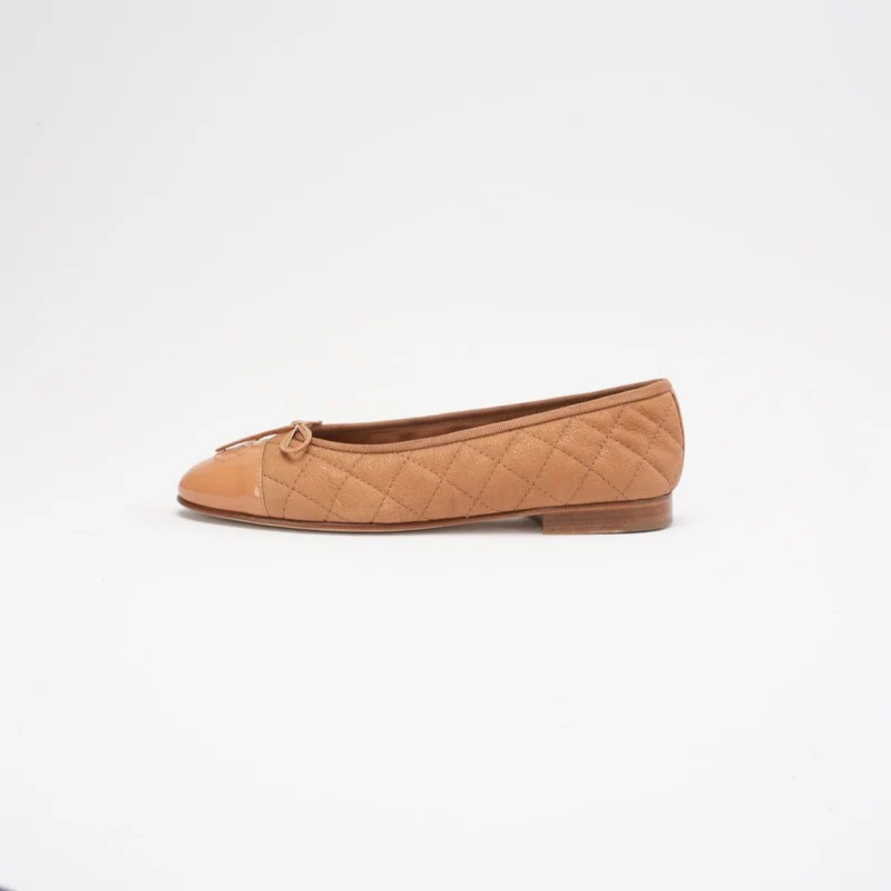 Chanel Ballerinas aus braunem, gestepptem Leder mit CC-Schleife, Größe 37