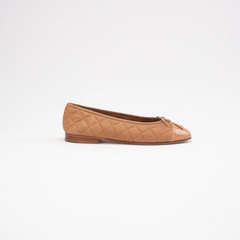 Chanel Ballerinas aus braunem, gestepptem Leder mit CC-Schleife, Größe 37