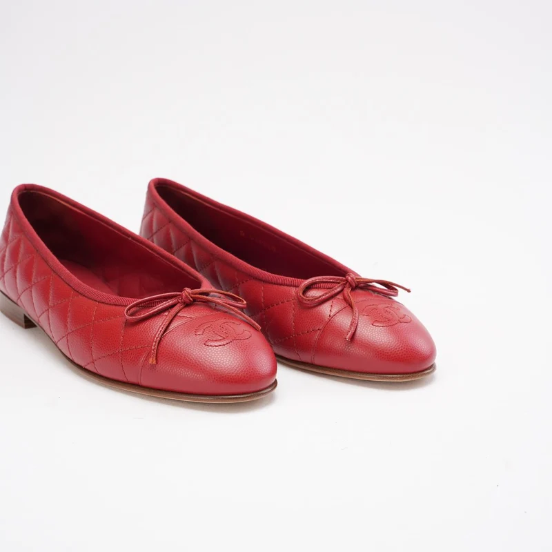 Chanel Ballerinas aus rotem Leder mit CC-Logo und Zehenkappe, Größe 38