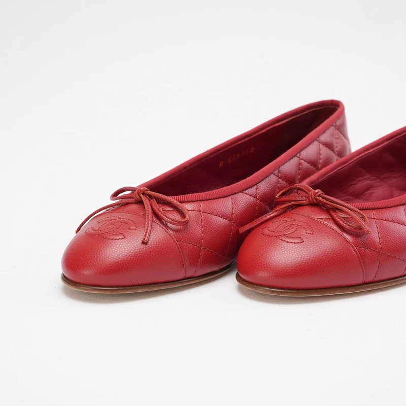 Chanel Ballerinas aus rotem Leder mit CC-Logo und Zehenkappe, Größe 38