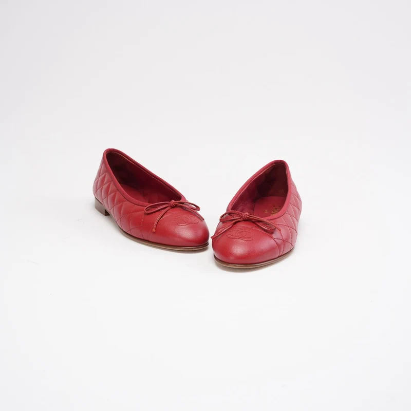 Chanel Ballerinas aus rotem Leder mit CC-Logo und Zehenkappe, Größe 38