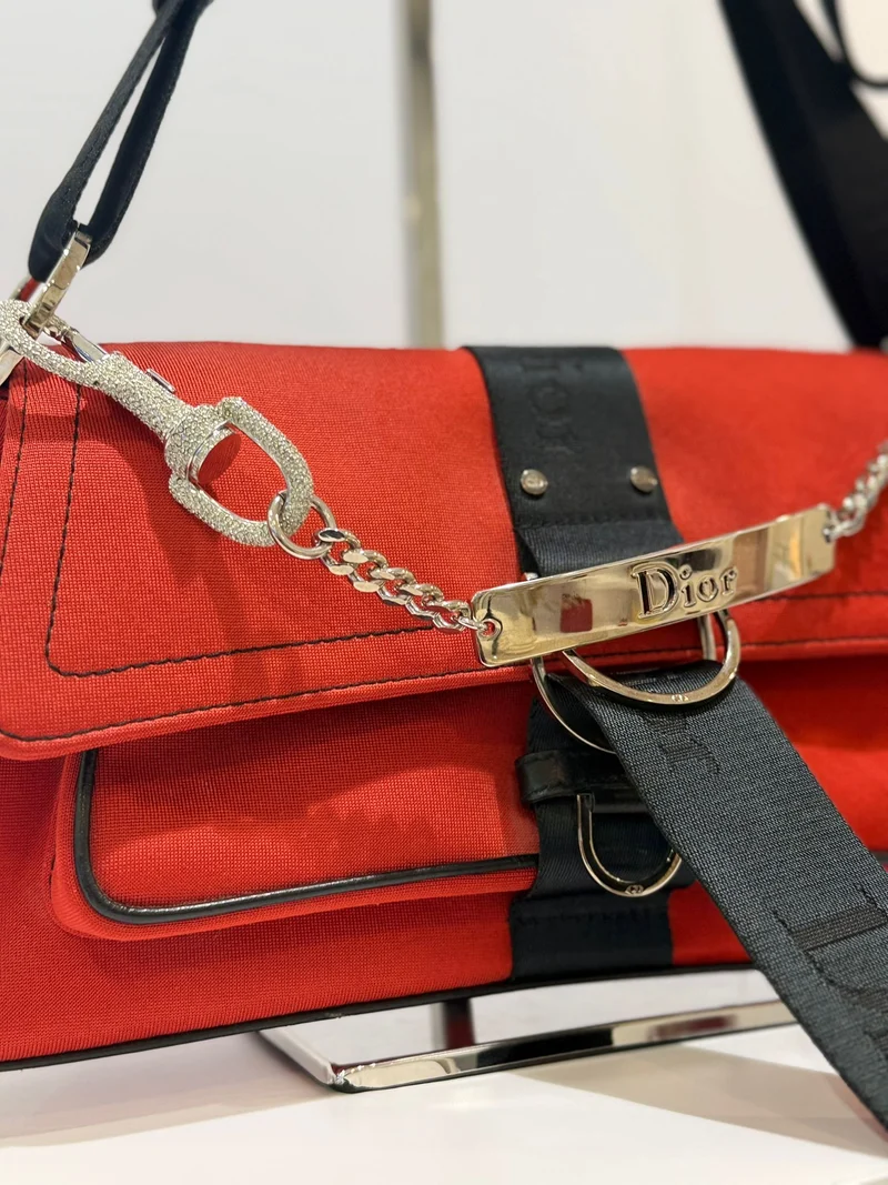 Dior rote Hardcore Schultertasche mit schwarzem Besatz und Kristallkette