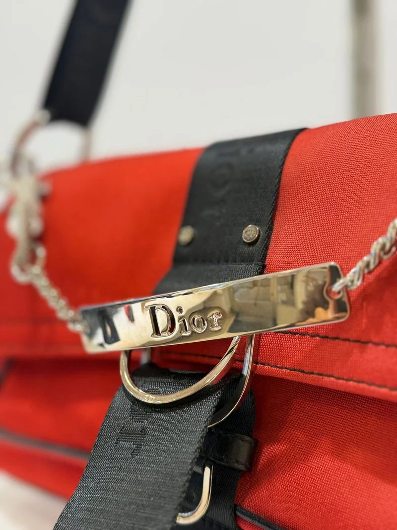 Dior rote Hardcore Schultertasche mit schwarzem Besatz und Kristallkette