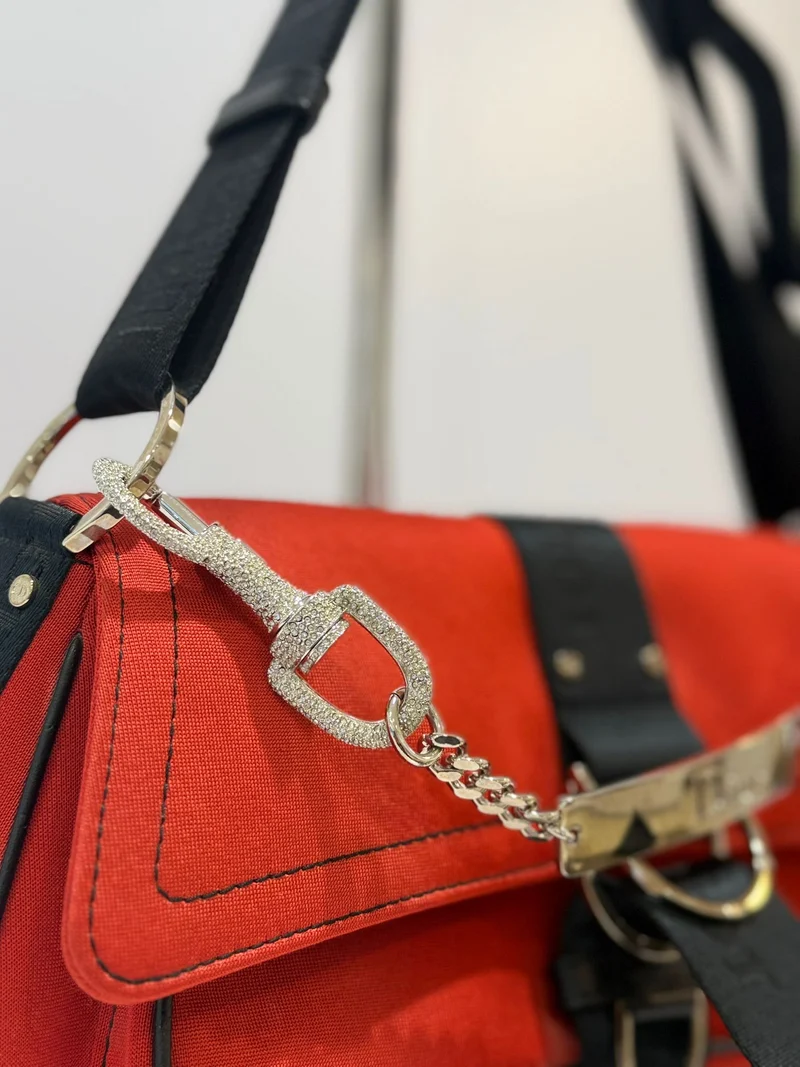 Dior rote Hardcore Schultertasche mit schwarzem Besatz und Kristallkette