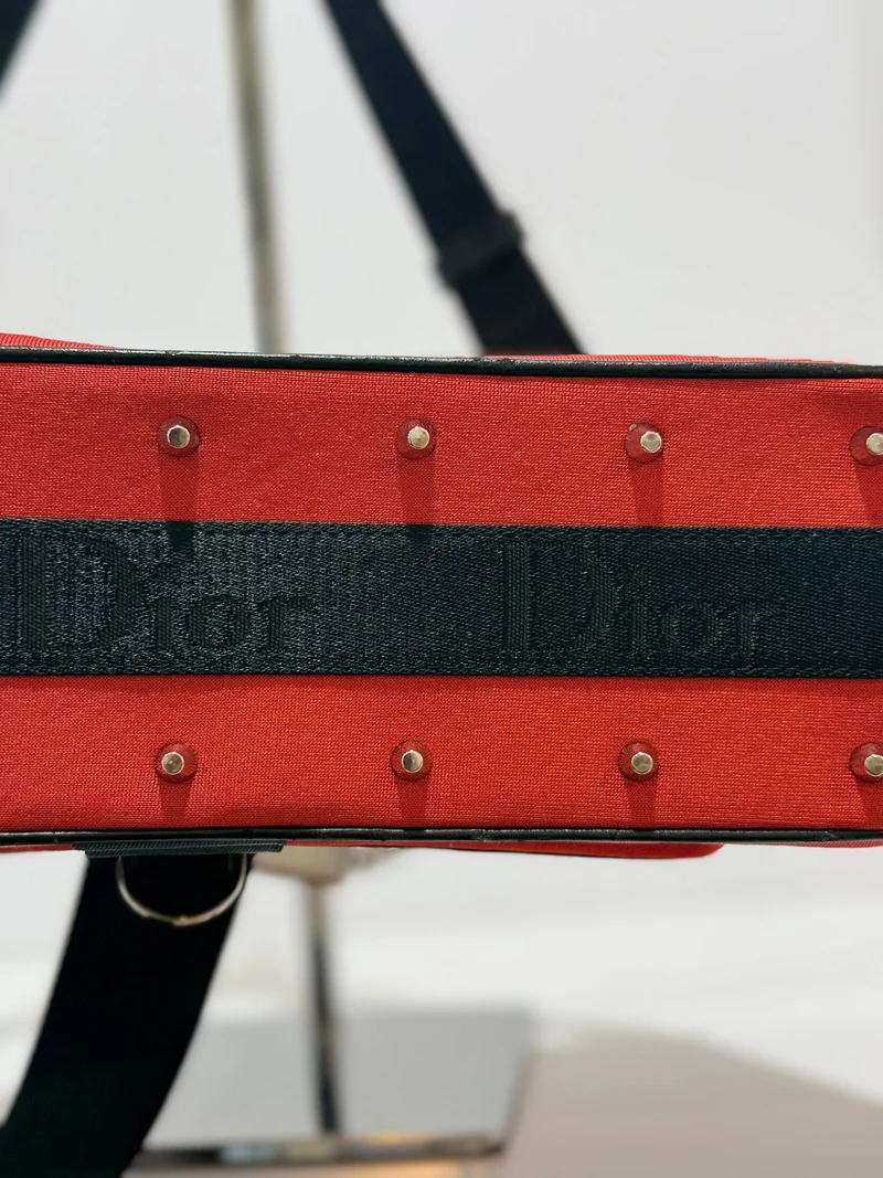 Dior rote Hardcore Schultertasche mit schwarzem Besatz und Kristallkette