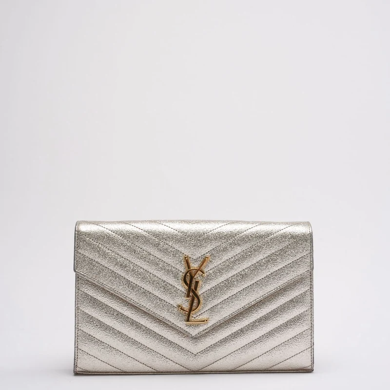 Saint Laurent Silberne Chevron-Monogramm-Geldbörse mit Umschlagkette