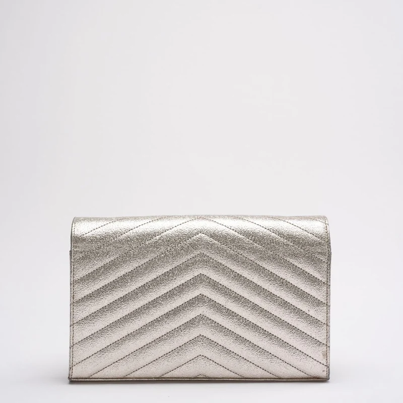 Saint Laurent Silberne Chevron-Monogramm-Geldbörse mit Umschlagkette
