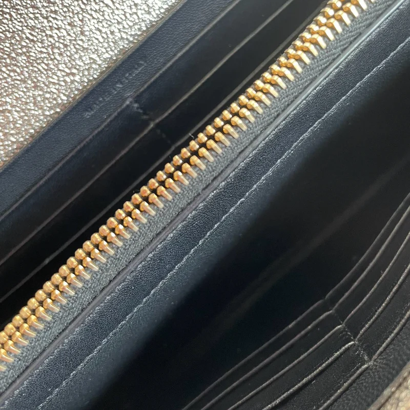 Saint Laurent Silberne Chevron-Monogramm-Geldbörse mit Umschlagkette
