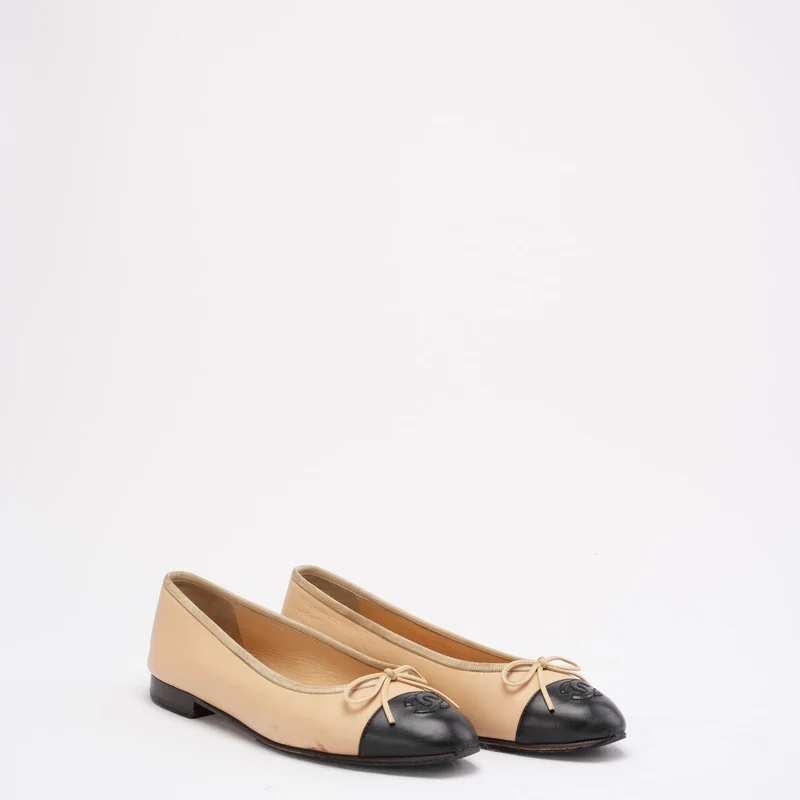 Chanel Ballerinas in Beige/Schwarz mit CC-Kappe, Größe 38.5C