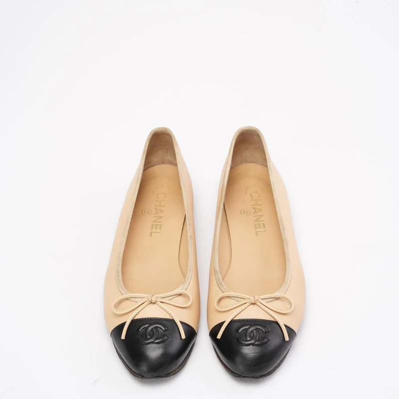 Chanel Ballerinas in Beige/Schwarz mit CC-Kappe, Größe 38.5C