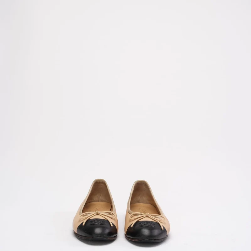 Chanel Ballerinas in Beige/Schwarz mit CC-Kappe, Größe 38.5C