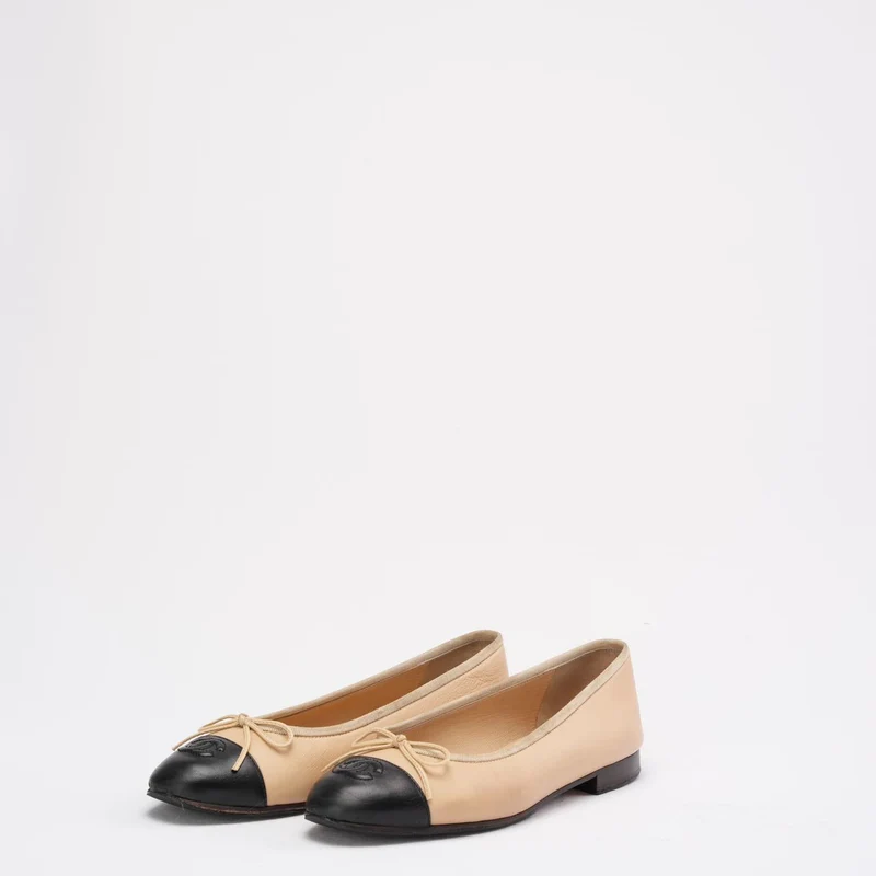 Chanel Ballerinas in Beige/Schwarz mit CC-Kappe, Größe 38.5C