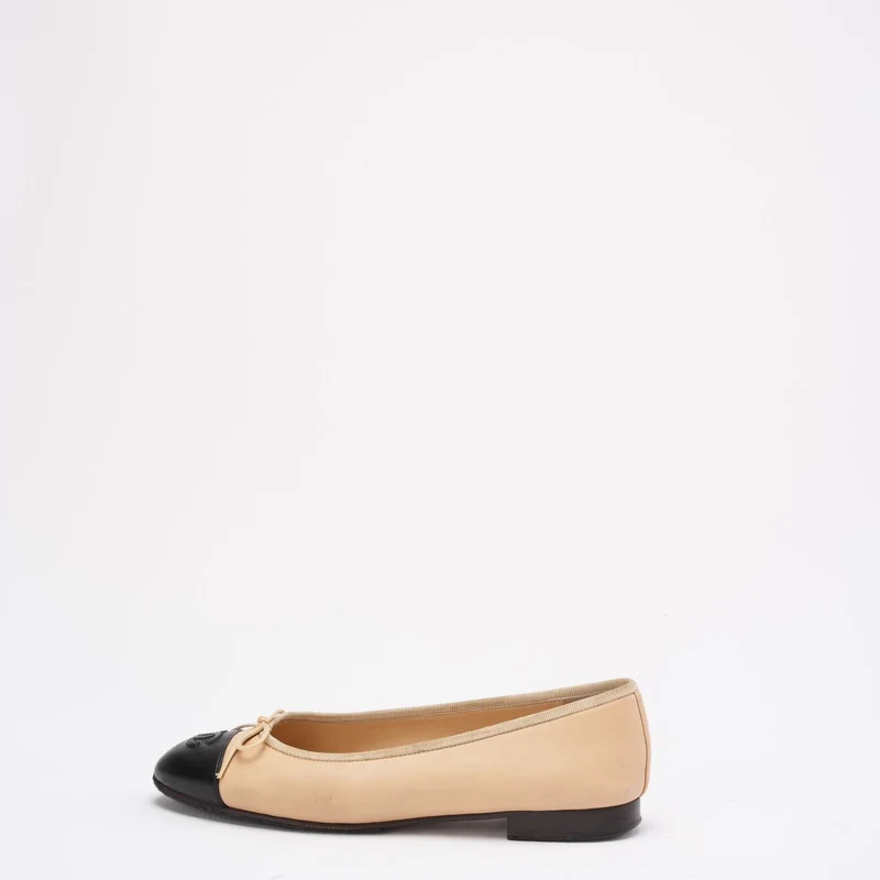 Chanel Ballerinas in Beige/Schwarz mit CC-Kappe, Größe 38.5C