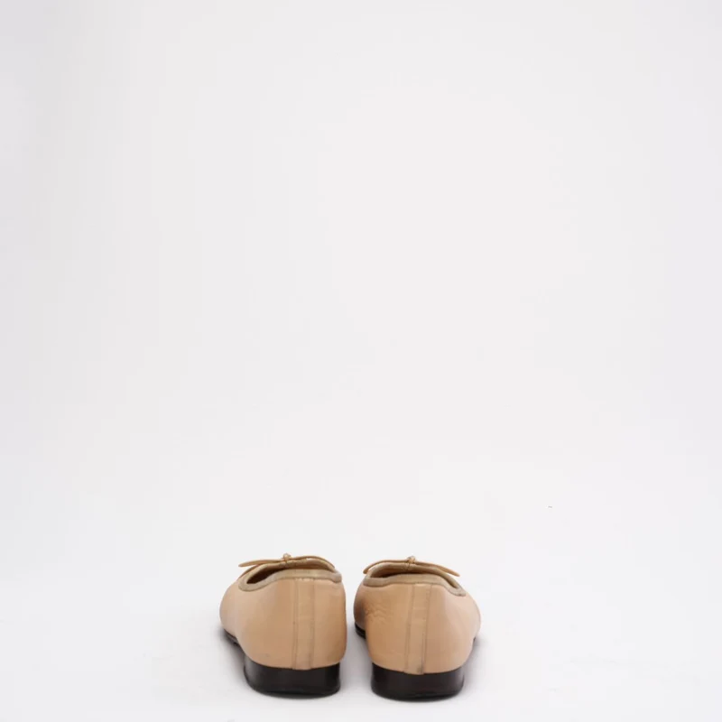 Chanel Ballerinas in Beige/Schwarz mit CC-Kappe, Größe 38.5C