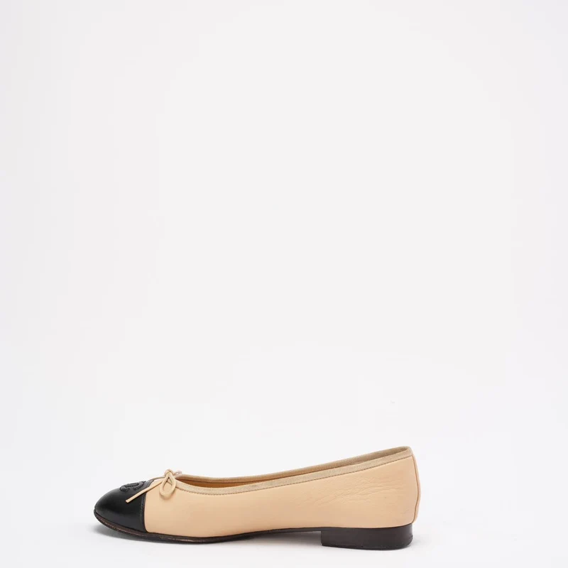 Chanel Ballerinas in Beige/Schwarz mit CC-Kappe, Größe 38.5C