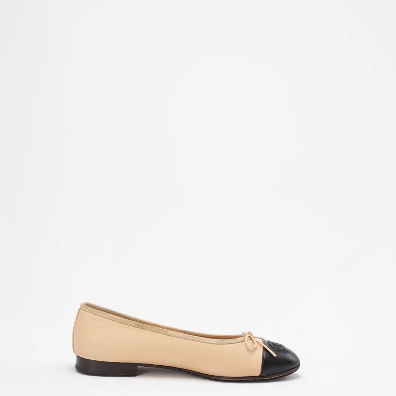 Chanel Ballerinas in Beige/Schwarz mit CC-Kappe, Größe 38.5C