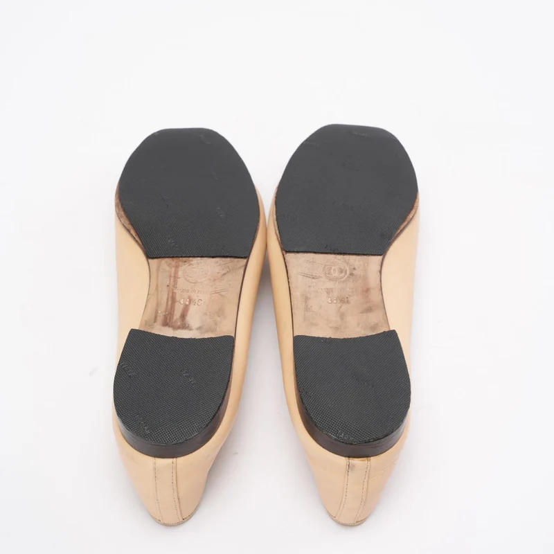 Chanel Ballerinas in Beige/Schwarz mit CC-Kappe, Größe 38.5C