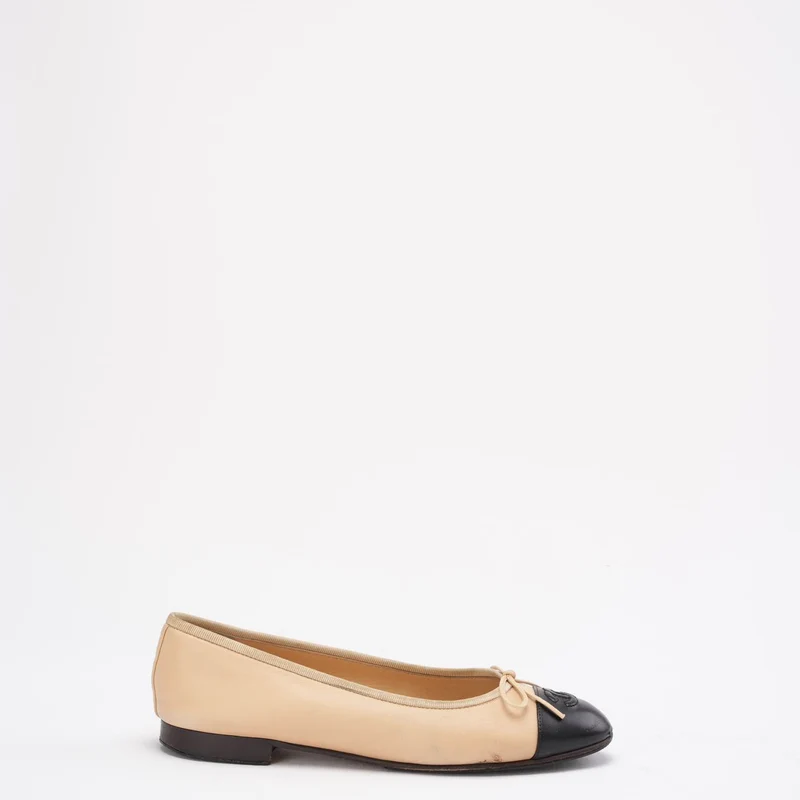 Chanel Ballerinas in Beige/Schwarz mit CC-Kappe, Größe 38.5C