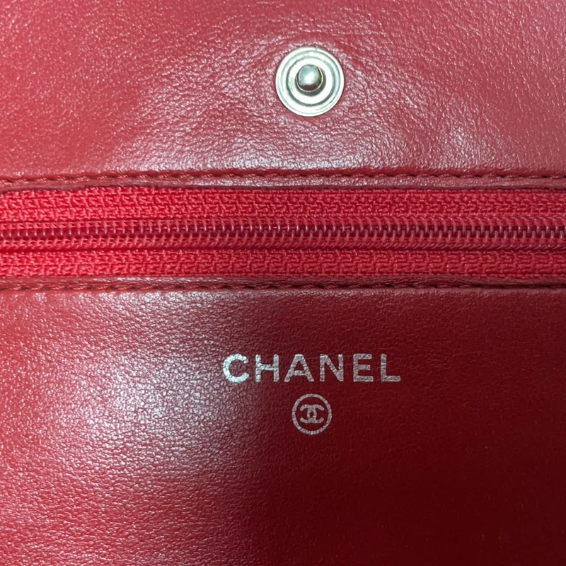 Chanel Geldbörse mit Kette aus rotem Lammleder (WOC) 2011