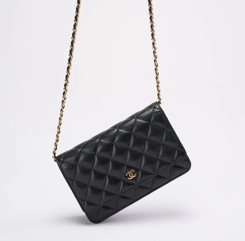 Chanel Klassische Geldbörse mit Kette aus schwarzem, gestepptem Kaviarleder 2021