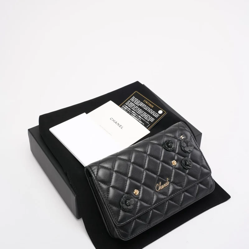 Chanel Wallet on Chain Schwarz mit Kamelienanhängern 2019