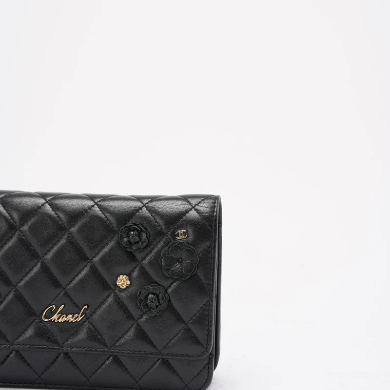 Chanel Wallet on Chain Schwarz mit Kamelienanhängern 2019